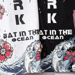 Charger l'image dans la galerie, T-shirt Japonais 'Bat in the Ocean'
